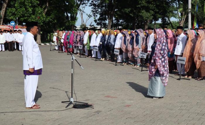 Pimpin Upacara, Bupati Sambari Minta ASN Tak Borong Sembako Dampak Corona Pimpin Upacara, Bupati Sambari Minta ASN Tak Borong Sembako Dampak Corona