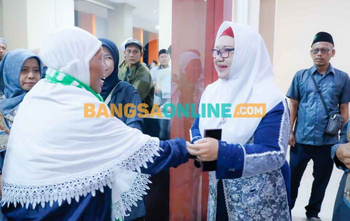 Wakil Bupati Gresik Sambut Kedatangan 110 Jamaah Haji Wakil Bupati Gresik Sambut Kedatangan 110 Jamaah Haji