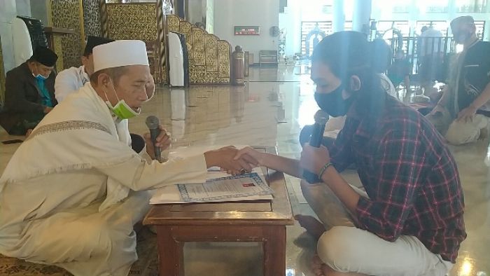 Bryan dan Ronaldo, Dua Milenial Masuk Islam di Masjid Al-Akbar Surabaya Bryan dan Ronaldo, Dua Milenial Masuk Islam di Masjid Al-Akbar Surabaya