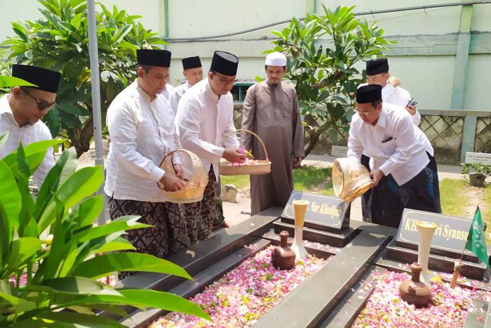 Kunjungi Jombang, Anies Baswedan Ziarah Ke Makam Pendiri NU Kunjungi Jombang, Anies Baswedan Ziarah Ke Makam Pendiri NU