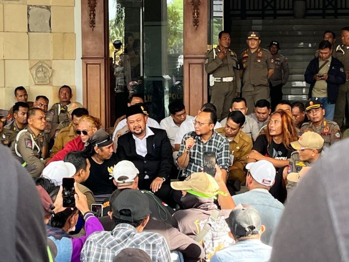 Bupati Gresik Temui Ratusan Warga yang Keluhkan Perusahaan di JIIPE Tak Serap Tenaga Kerja Lokal