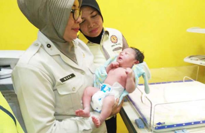Bayi Merah Dibuang di Semak-semak Desa Kalipecabean Sidoarjo, Ditemukan Pengguna Jalan Bayi Merah Dibuang di Semak-semak Desa Kalipecabean Sidoarjo, Ditemukan Pengguna Jalan