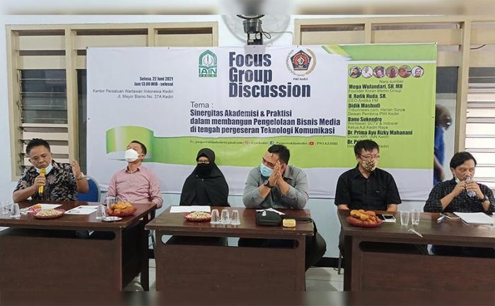 FGD PWI Kediri Bahas Pengelolaan Bisnis Media di Tengah Pergeseran Teknologi Komunikasi FGD PWI Kediri Bahas Pengelolaan Bisnis Media di Tengah Pergeseran Teknologi Komunikasi