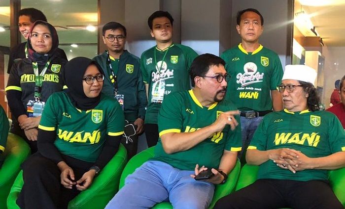 Nonton di GBT, Cak Machfud Puji Militansi dan Kreativitas Bonek Nonton di GBT, Cak Machfud Puji Militansi dan Kreativitas Bonek