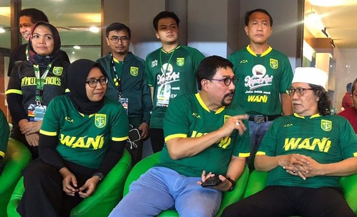 ​Nonton di GBT, Cak Machfud Puji Militansi dan Kreativitas Bonek