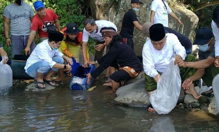 ​Tebar 129.000 Ikan, Kiai Asep dan Gus Bara Datangi Empat Titik Sungai di Mojokerto