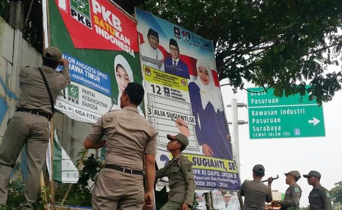Dicueki Partai, Bawaslu Pasuruan dan Tim Gabungan Terpaksa Bersihkan APK Dicueki Partai, Bawaslu Pasuruan dan Tim Gabungan Terpaksa Bersihkan APK