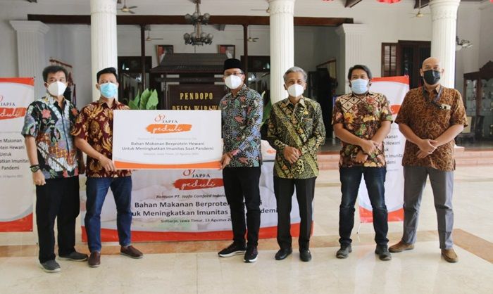 Nakes Sidoarjo Terima Bantuan 1.200 Paket Berisi Daging dan Telur dari Japfa Peduli