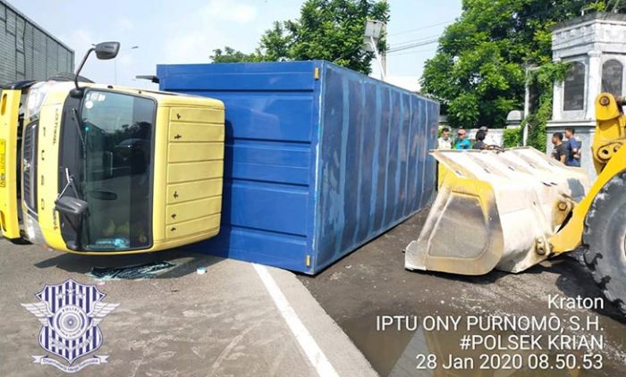 Truk Box Terguling di Jalan Raya Bypass Krian