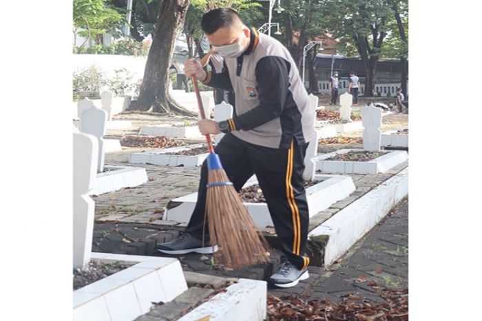 Gelar Bakti Sosial, Kapolres Gresik Bersih-Bersih Taman Makam Pahlawan Gelar Bakti Sosial, Kapolres Gresik Bersih-Bersih Taman Makam Pahlawan