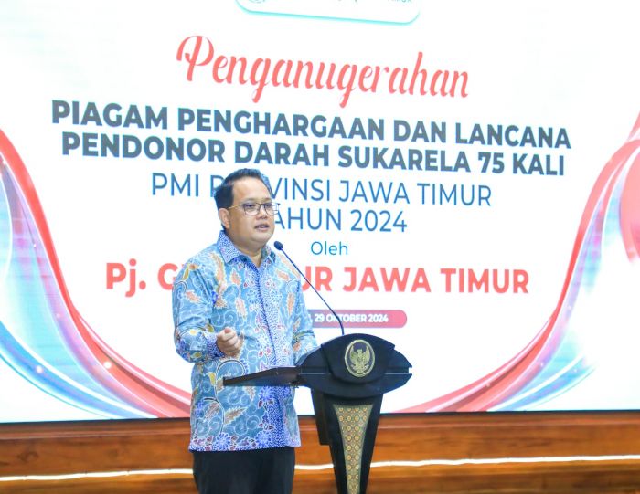 Serahkan Penghargaan ke 590 Orang Pendonor Sukarela, Pj. Gubernur Adhy: Stok Darah di Jatim Stabil Serahkan Penghargaan ke 590 Orang Pendonor Sukarela, Pj. Gubernur Adhy: Stok Darah di Jatim Stabil
