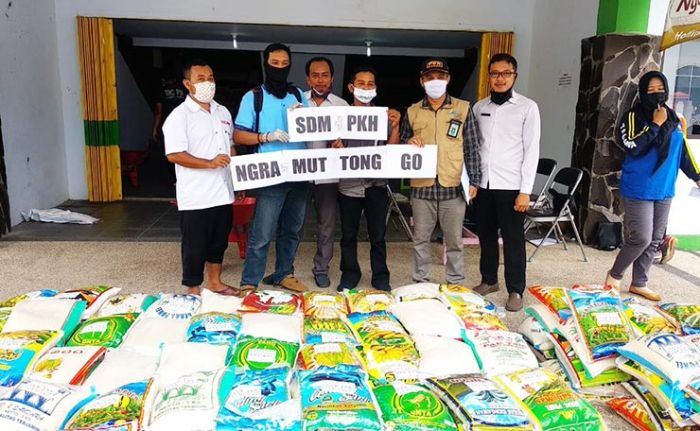 PKH Lumajang Salurkan 1.530 Kilogram Beras Bagi Warga Tedampak Corona PKH Lumajang Salurkan 1.530 Kilogram Beras Bagi Warga Tedampak Corona