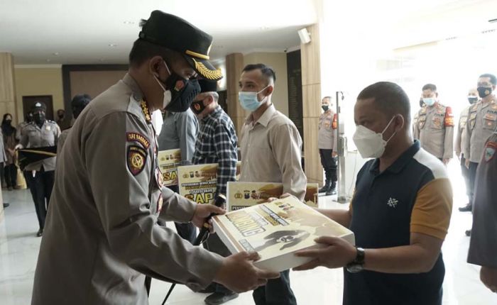 Polresta Sidoarjo Sembelih Hewan Kurban di RPH, Penyaluran Daging Dilakukan Door to Door Polresta Sidoarjo Sembelih Hewan Kurban di RPH, Penyaluran Daging Dilakukan Door to Door