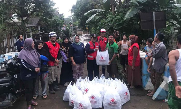 PMI Kabupaten Pasuruan Salurkan 650 Nasi Bungkus untuk Masyarakat Terdampak Banjir Bandang PMI Kabupaten Pasuruan Salurkan 650 Nasi Bungkus untuk Masyarakat Terdampak Banjir Bandang