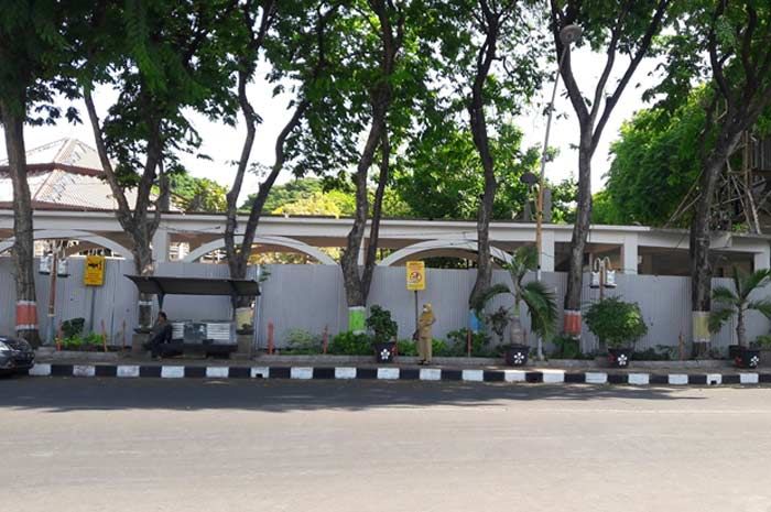 Penanganan Proyek Revitalisasi Alun-alun Gresik Dinilai Tak Profesional Penanganan Proyek Revitalisasi Alun-alun Gresik Dinilai Tak Profesional