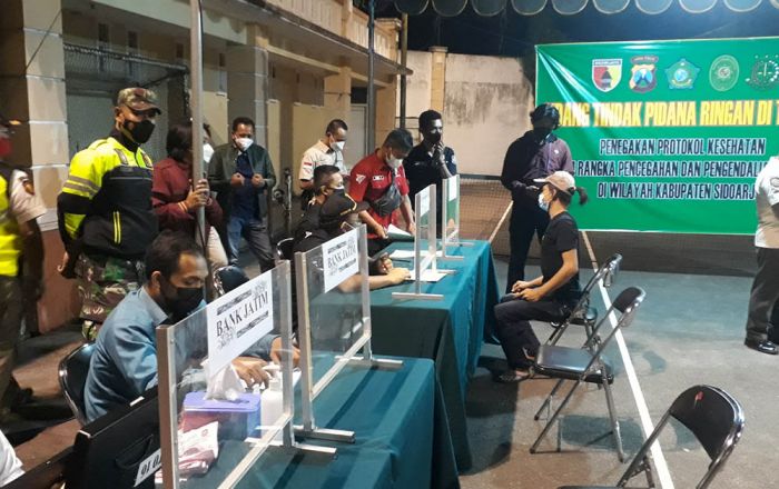 Operasi Yustisi, Polresta Sidoarjo Langsung Sidang Pelanggar di Tempat, Dendanya Rp 150 Ribu Operasi Yustisi, Polresta Sidoarjo Langsung Sidang Pelanggar di Tempat, Dendanya Rp 150 Ribu