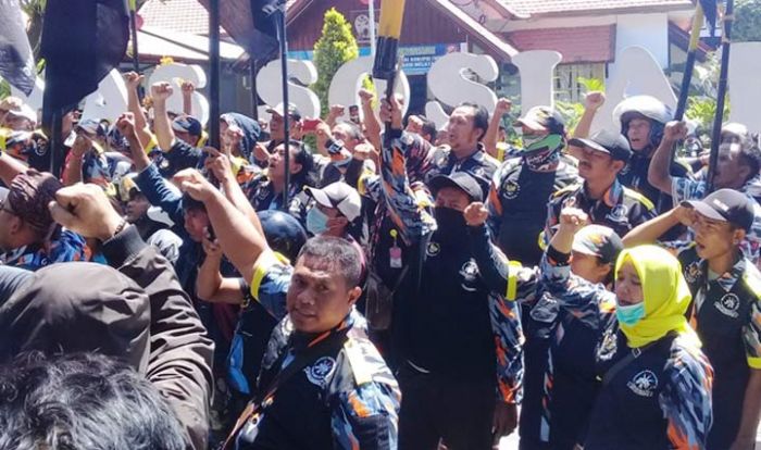 Kinerja Dinas Sosial Banyuwangi Dinilai Lambat, Jadi Kendala Warga Urus Surat Pernyataan Miskin Kinerja Dinas Sosial Banyuwangi Dinilai Lambat, Jadi Kendala Warga Urus Surat Pernyataan Miskin