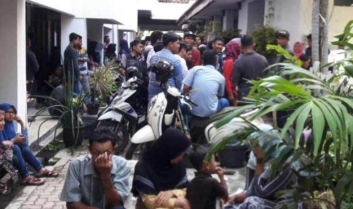 Warga Keluhkan Antrean Perekaman e-KTP di Dispendukcapil Gresik Warga Keluhkan Antrean Perekaman e-KTP di Dispendukcapil Gresik