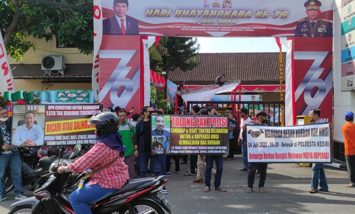 Tanyakan Perkembangan Kasus, Korban Investasi Madu Klanceng Kembali Demo Polres Kediri Kota Tanyakan Perkembangan Kasus, Korban Investasi Madu Klanceng Kembali Demo Polres Kediri Kota