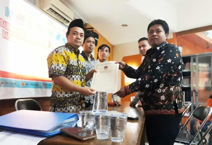 KPU Jatim Nyatakan Berkas Syarat Calon Khofifah-Emil Lengkap KPU Jatim Nyatakan Berkas Syarat Calon Khofifah-Emil Lengkap