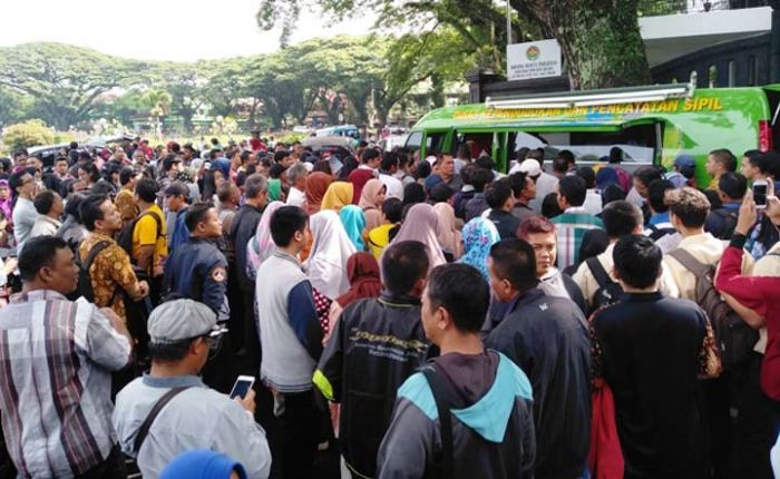 Demi Dapatkan e-KTP, Warga Malang Rela Mengantri Lama dan Berjubel Demi Dapatkan e-KTP, Warga Malang Rela Mengantri Lama dan Berjubel