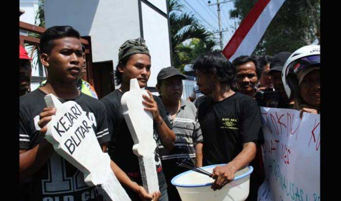 Tuntut Penyelesaian Kasus Korupsi, Kejari Blitar Dihadiahi Batu Nisan Tuntut Penyelesaian Kasus Korupsi, Kejari Blitar Dihadiahi Batu Nisan