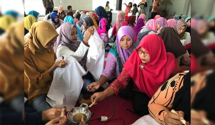 Tingkatkan Potensi Perekonomian, Ibu-ibu di Pesisir Jember Dilatih Membatik