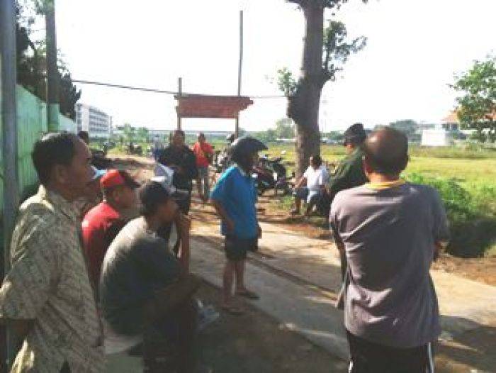 Takut Banjir, Petani di Kediri Blokir Jalan Proyek Perumahan