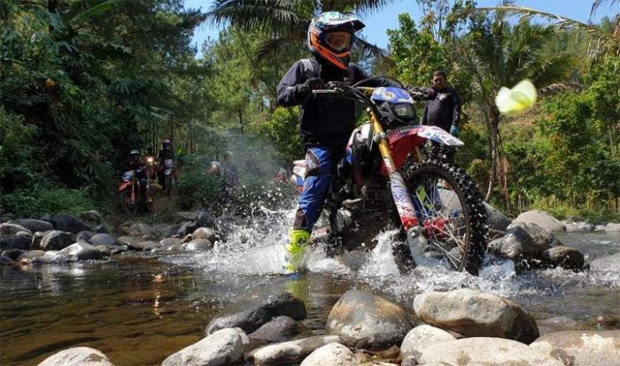 Puluhan Crosser Sisir Lereng Wilis Puluhan Crosser Sisir Lereng Wilis