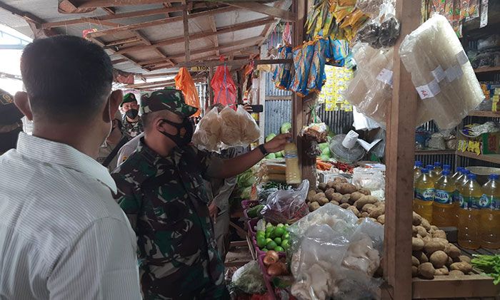 Dandim 0826/Pamekasan Gelar Peninjauan Harga Minyak Goreng Curah di Pasar Tradisional Dandim 0826/Pamekasan Gelar Peninjauan Harga Minyak Goreng Curah di Pasar Tradisional