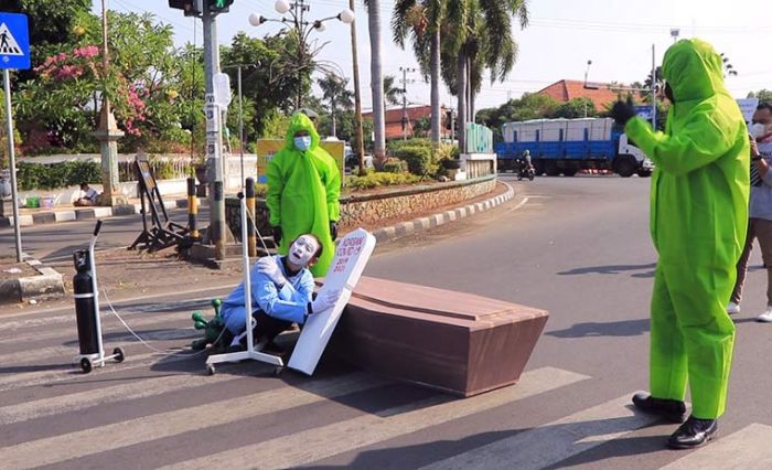 Bawa Peti Mati dan Batu Nisan, Polres Tuban Ingatkan Bahaya Covid-19 Masih Mengancam