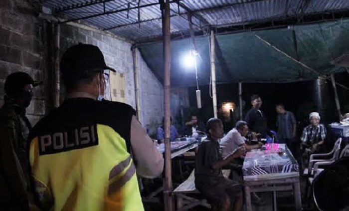 Kapolresta Sidoarjo Bubarkan Warga Bergerombol, Semprot Disinfektan Warkop Kapolresta Sidoarjo Bubarkan Warga Bergerombol, Semprot Disinfektan Warkop