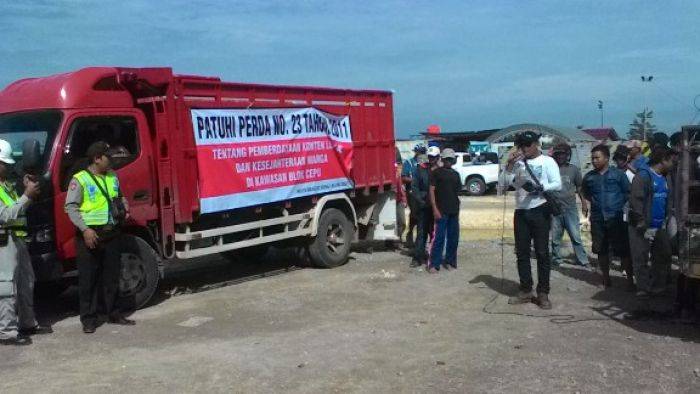 Puluhan Pemuda Demo di Sekitar Proyek Blok Cepu Puluhan Pemuda Demo di Sekitar Proyek Blok Cepu