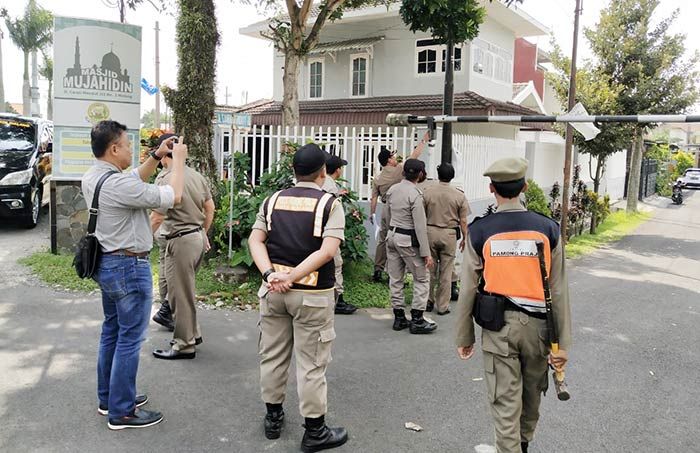 Sejumlah ASN Lintas OPD Kota Malang Bongkar Portal Jalan Candi Mendut