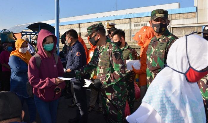 Cegah Penyebaran Covid-19, Danguskamla Koarmada II Ikut Bagikan Ribuan Masker Cegah Penyebaran Covid-19, Danguskamla Koarmada II Ikut Bagikan Ribuan Masker