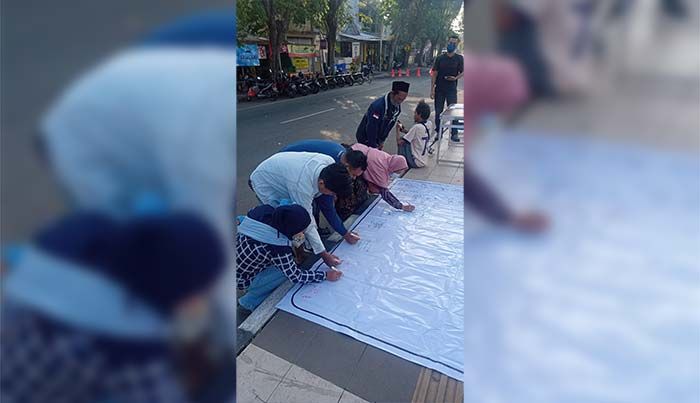 Dukung Polres Gresik Usut Dugaan Korupsi di Perumda Giri Tirta, IDR Galang Tanda Tangan Dukung Polres Gresik Usut Dugaan Korupsi di Perumda Giri Tirta, IDR Galang Tanda Tangan