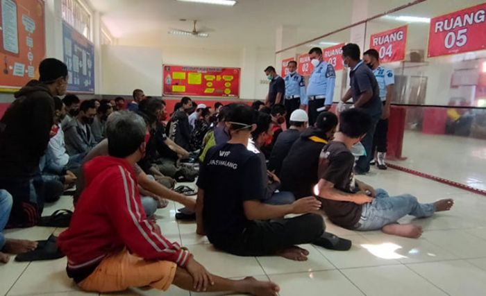 Jalankan Prokes Ketat, Lapas Narkotika Kelas IIA Pamekasan Terima 50 Napi Pindahan dari Malang Jalankan Prokes Ketat, Lapas Narkotika Kelas IIA Pamekasan Terima 50 Napi Pindahan dari Malang