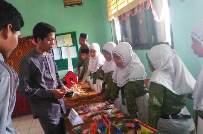 Ratusan Siswa MI di Lamongan Pamerkan Hasil Kerajinan Tangan