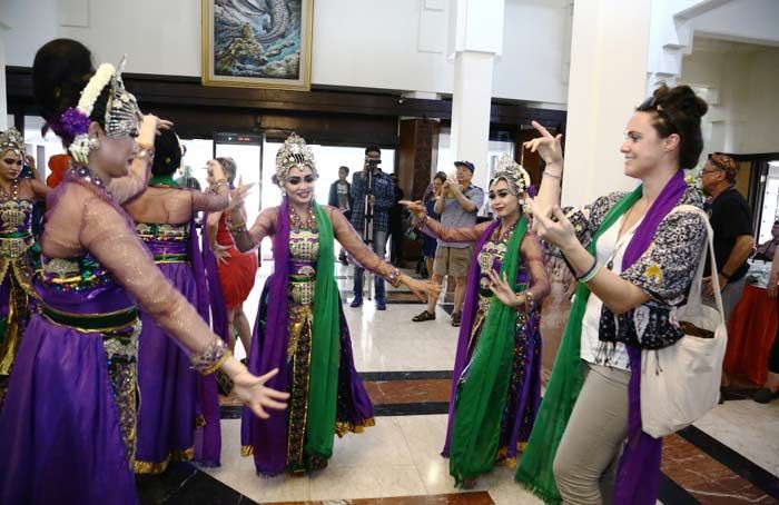 108 Turis Kapal Pesiar MS Volendam Kunjungi Surabaya 108 Turis Kapal Pesiar MS Volendam Kunjungi Surabaya
