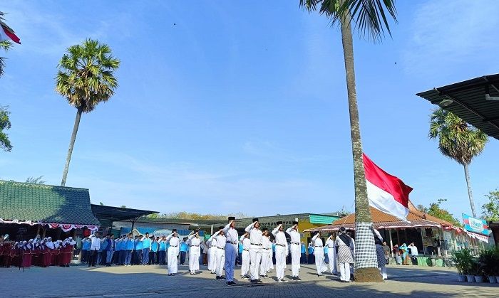 Manfaatkan Fasilitas Alam yang Dimiliki, ICT Tuban Kibarkan Bendera di Pohon Siwalan