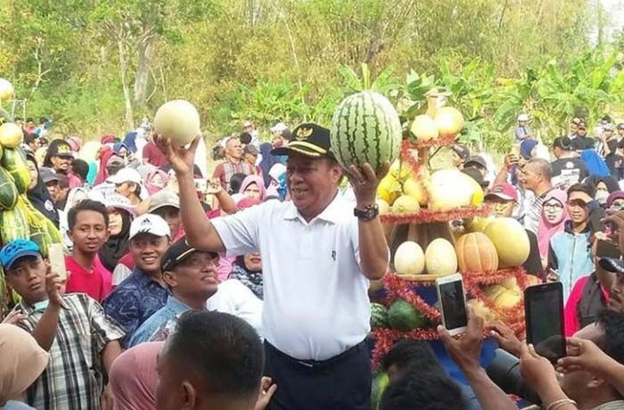 Warga Desa Latukan Gelar Festival Makan Buah Gratis, Wujud Syukur atas Hasil Panen Melimpah