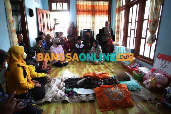 Mensos Mendadak Kunjungi Balita Penderita Hidrosefalus di Sampang Mensos Mendadak Kunjungi Balita Penderita Hidrosefalus di Sampang
