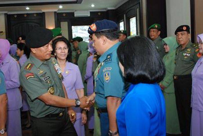 23 Pati TNI Naik Pangkat, Disematkan Istri Masing-masing