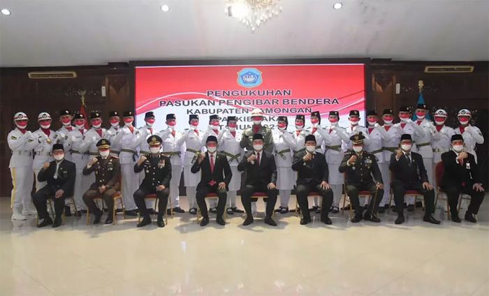 Bupati Yuhronur Kukuhkan Paskibraka Lamongan Bupati Yuhronur Kukuhkan Paskibraka Lamongan
