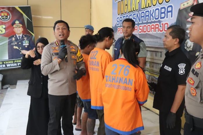 Polres Sidoarjo Amankan 4 Pelaku Jaringan Narkoba Internasional Beserta 1,5Kg Sabu Polres Sidoarjo Amankan 4 Pelaku Jaringan Narkoba Internasional Beserta 1,5Kg Sabu