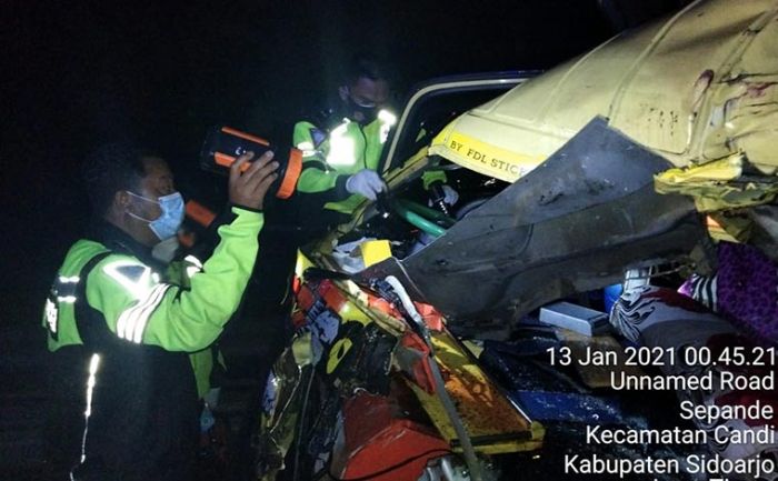 Truk Tabrak Pantat Dump Truk di Tol Sidoarjo, 1 Tewas dan 1 Luka-Luka