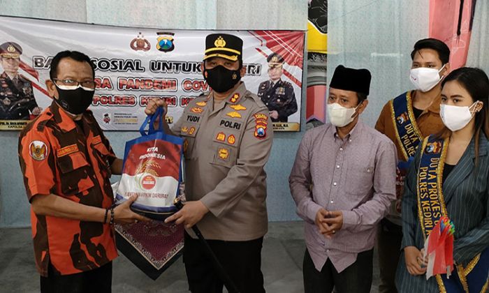 Kolaborasi dengan Pemuda Pancasila, Polres Kediri Kota Salurkan Paket Sembako untuk Warga Terdampak Kolaborasi dengan Pemuda Pancasila, Polres Kediri Kota Salurkan Paket Sembako untuk Warga Terdampak
