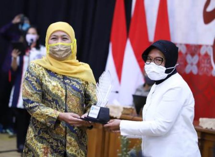 ​Gebernur Khofifah Beri Penghargaan Wali Kota Risma dan Bupati Azwar Anas