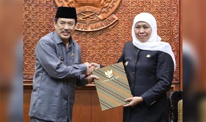 Khofifah Serahkan Surat Perintah Tugas Plt. Bupati Sidoarjo kepada Nur Ahmad Syaifuddin