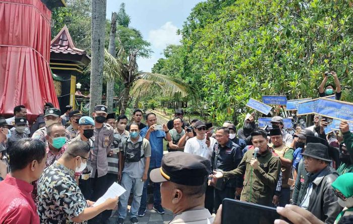 Tuntut Sejumlah Pejabat Mundur, PAKIS Demo ke Pemkab Bangkalan Tuntut Sejumlah Pejabat Mundur, PAKIS Demo ke Pemkab Bangkalan